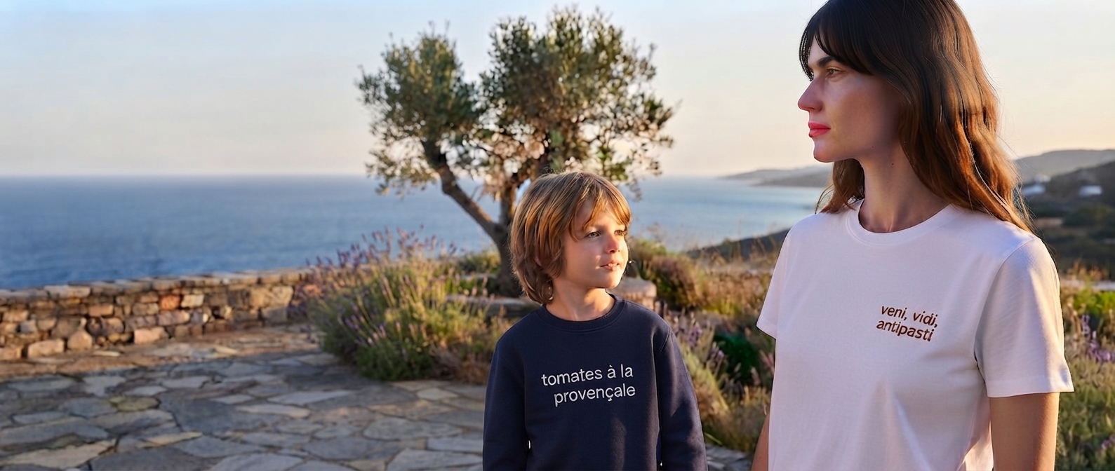 Une mère et son fils face à la mer, en t-shirt et sweatshirt Babaïeta brodés